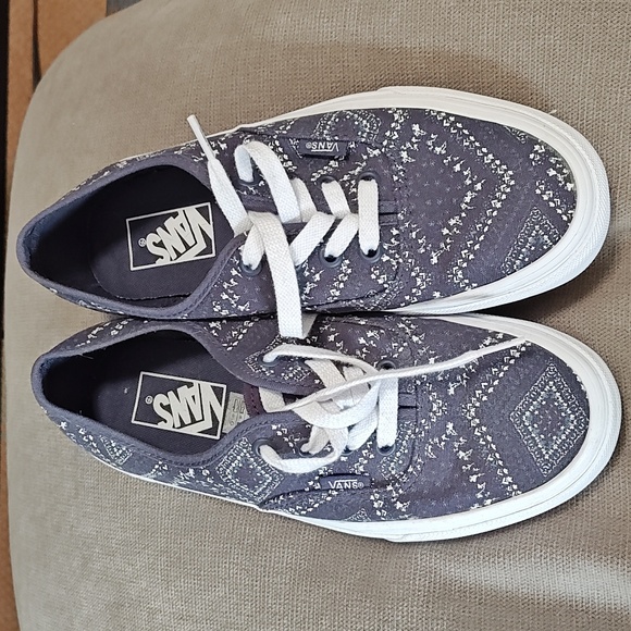Vans Shoes - Vans blue and white excellent condition W 7.5